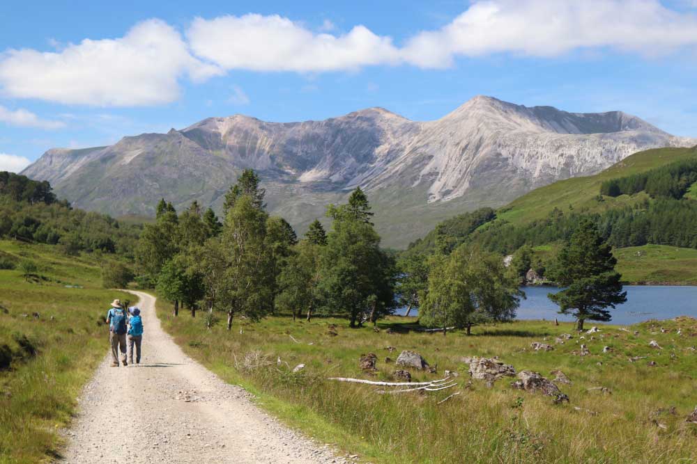 Scotland Walking &amp; Hiking Tour - Hikers and Loch